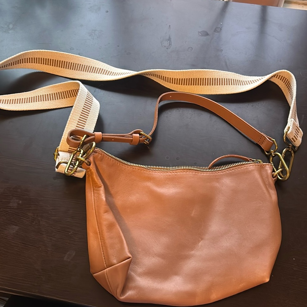 Madewell: The Leather Carabiner Crossbody Sling Bag